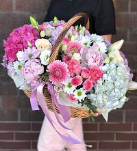 Цветочная композиция из Розы, Хризантемы, Пионы и Лизиантусы в корзине в Москве